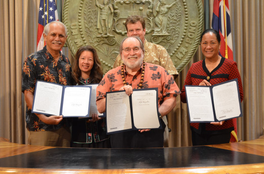 Left to Right: Sen. Mike Gabbard, Sen. Suzanne Chun Oakland, Rep. Angus McKelvey, PUC Chair Hermina Morita. The governor is front and center. Courtesy Senate Communications