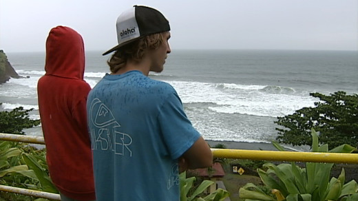 Onlookers at Honolii near Hilo, Hawaii