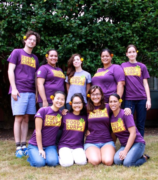 FoodCorps Hawai‘i service members are (front row, left to right) Jane Lee, Kohala Elementary, Hawai‘i Island; Tasia Yamamura, MA‘O Organic Farms, O‘ahu; Jessica Sobocinski, Honaunau Elementary, Hawai‘i Island; Jolyne Oyama, Na‘alehu Elementary, Hawai‘i Island. (back row, left to right) Simon Mendes, Sust‘ainable Molokai, Moloka‘i; Leina‘ala Kealoha, Kua O Ka La Public Charter School, Hawai‘i Island; Amelia Pedini, FoodCorps Fellow/Hawai‘i Coordinator; Lacey Phifer, Sust‘ainable Molokai, Moloka‘i; Julia Nemoto, Mala‘ai: The Culinary Garden of Waimea Middle School, Hawai‘i Island.