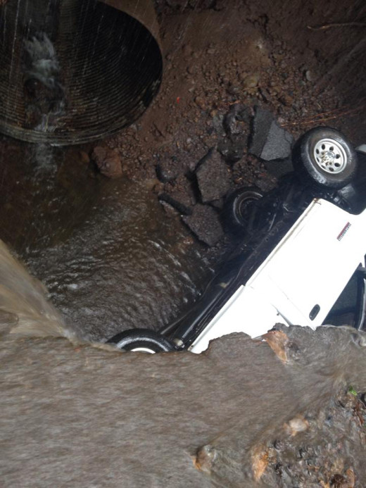 A brave look over the edge of the sinkhole, by Liana Iaea Honda 