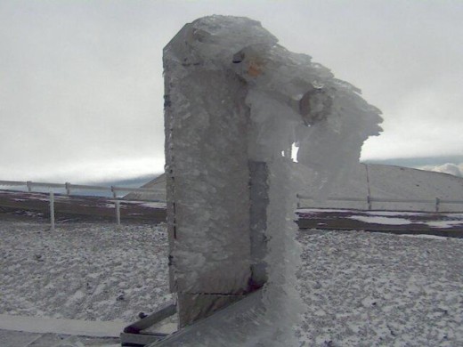 Frozen equipment at the summit, from CFHT-ASIVA aimed East (9:48 a.m. HST)