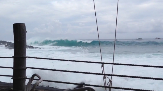 Big waves close Kona beaches