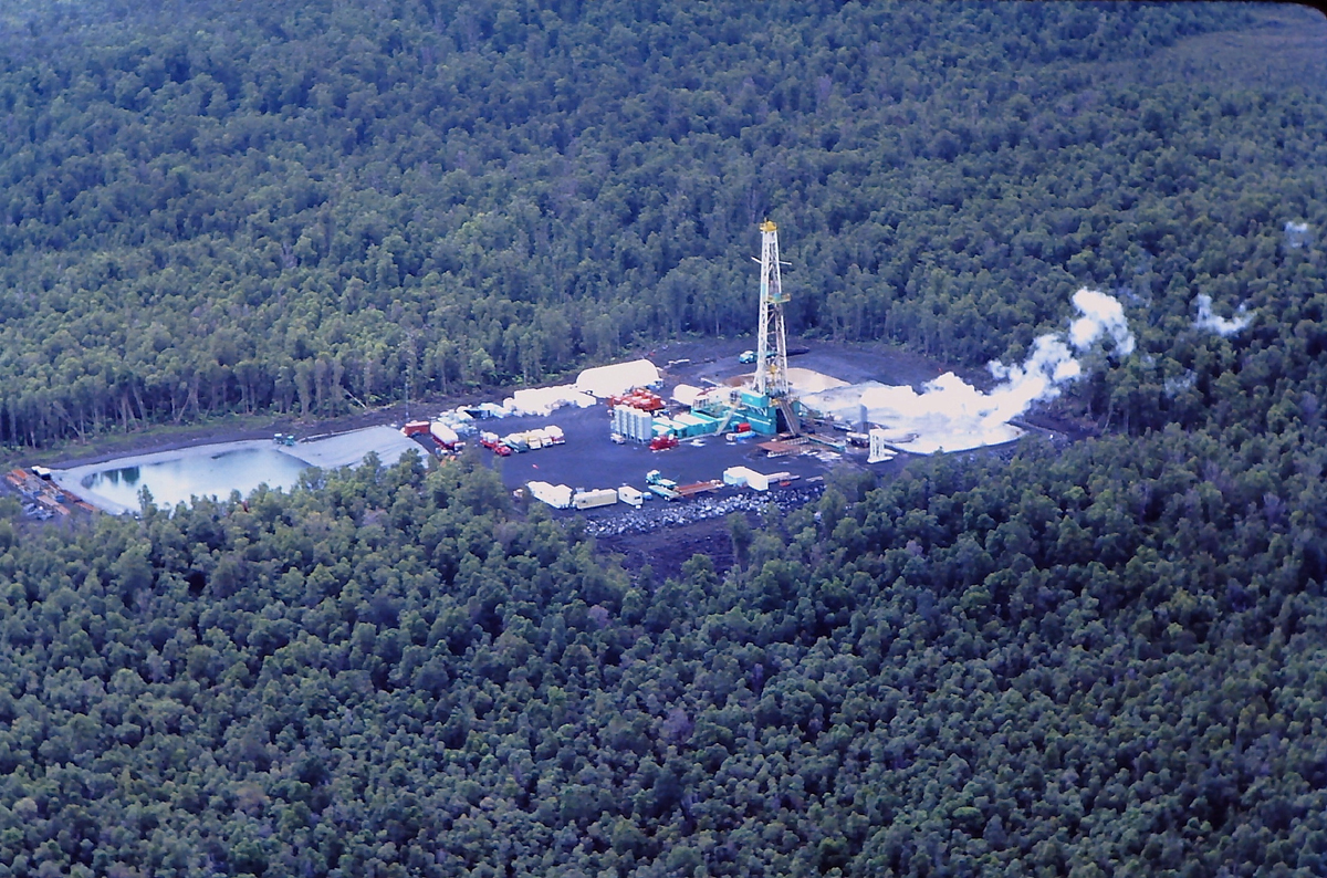 True Geothermal Rig in Kahaualea, April 1990. Photo courtesy Nelson Ho (Sierra Club volunteer leader)