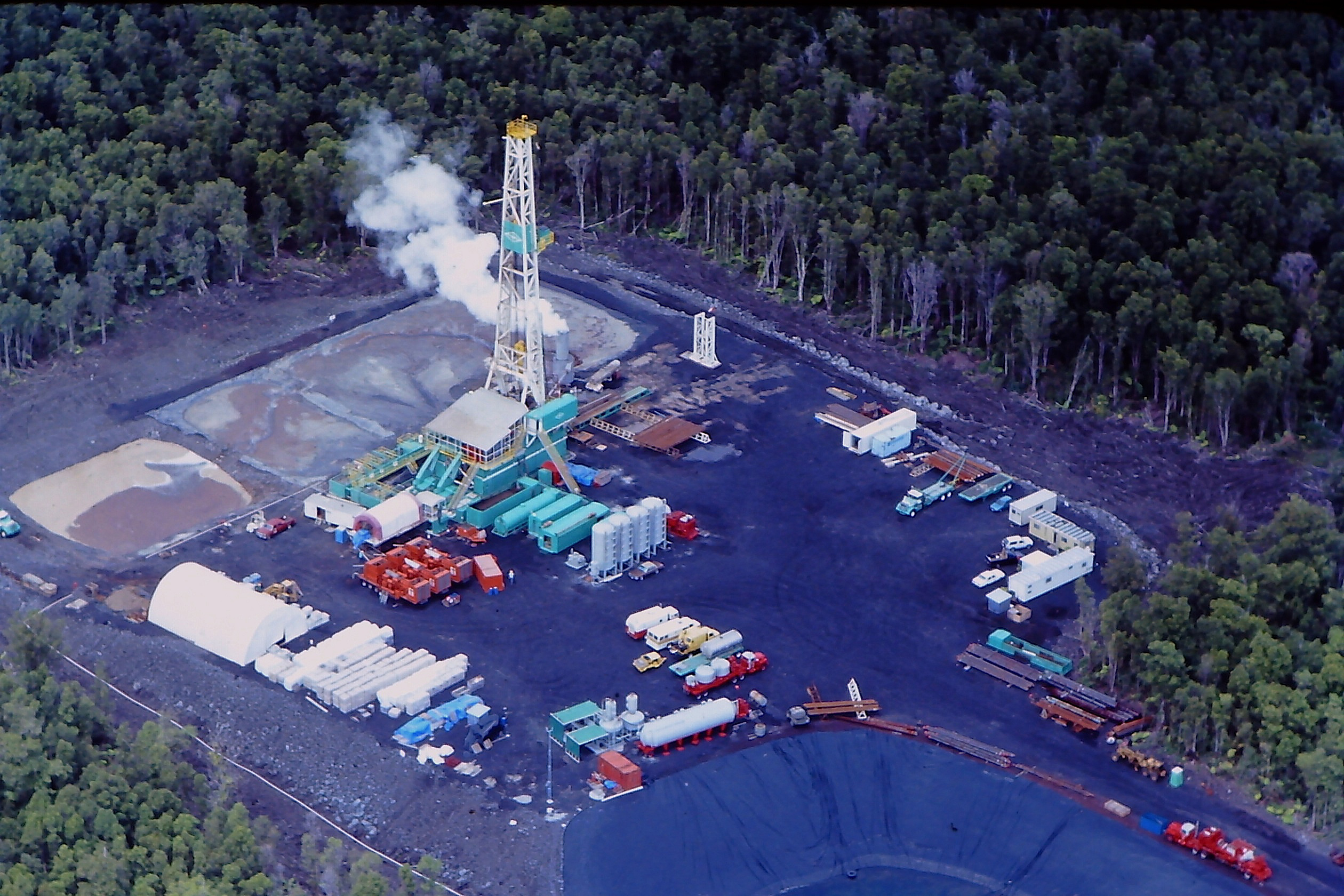 True Geothermal Rig in Kahaualea, April 1990. Photo courtesy Nelson Ho (Sierra Club volunteer leader)