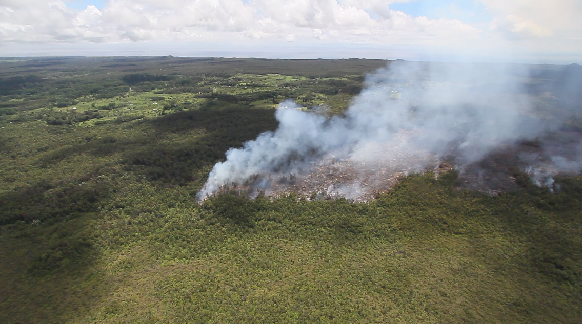 The June 27 lava flow passes by Kaohe Homesteads, image courtesy Baron Sekiya, hawaii247.com