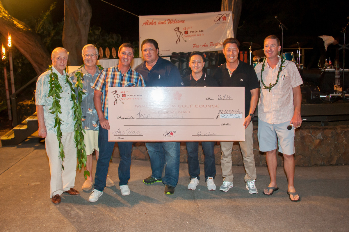 (Photo by Mauna Kea Beach Hotel) The winners of the Pro-Am, who also dominated Thursday’s Horserace Shootout, pose with special guests. From left to right: Rees Jones (son of Mauna Kea Golf Course designer Robert Trent Jones, Sr.), NBC/Golf Channel Analyst Mark Rolfing, Shawn McCauley, Chris Tarr, Jin Hong, Danny Shin, Mauna Kea Director of Golf Josh Silliman