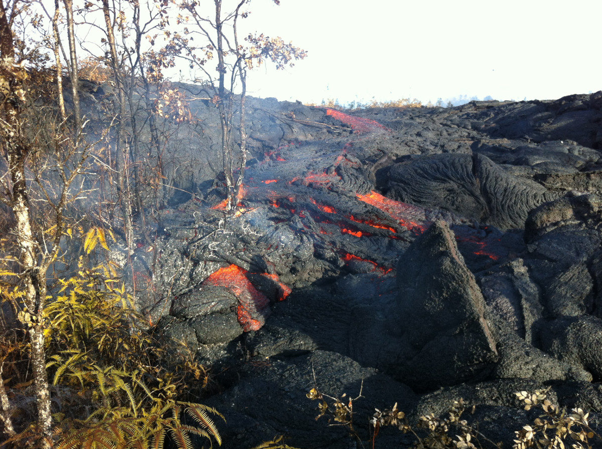 This USGS photo shows a small breakout from the edge of the inflated flow several hundred yards back from the active front.