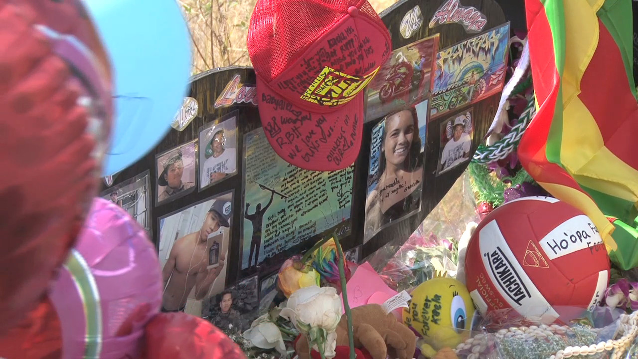 Roadside memorial along Queen Kaahumanu Highway.