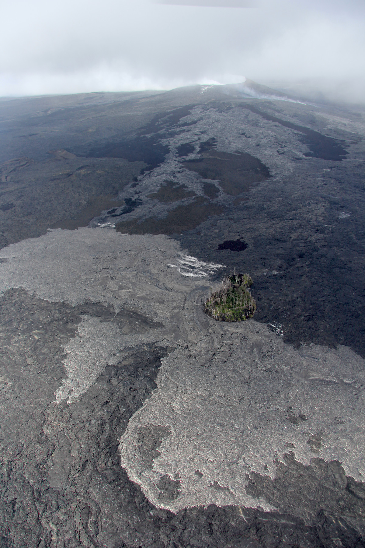 USGS HVO closeup of the new breakout near Puʻu Kahaualeʻa. (March 10, 2015)