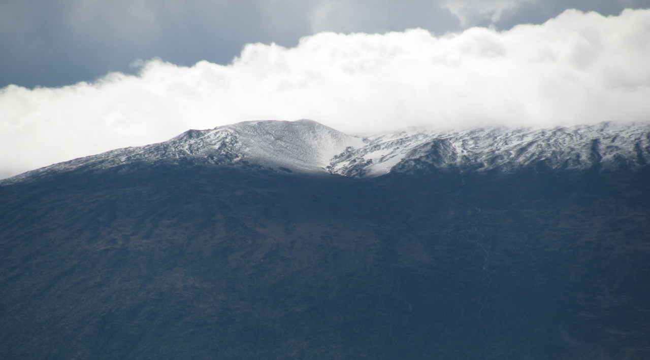 Waimea caught a glimpse of the snow on Mauna Kea, although the summit remains obscured by the blizzard.