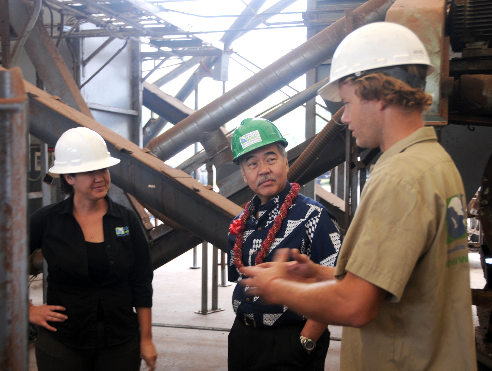 Pacific Biodiesel’s Director of Operations Jenna Long and Agricultural Program Manager James Twigg-Smith explain to Governor Ige how the crushing mill, located on the lot adjacent to the refinery, fits into the Company’s sustainability model. Courtesy Pacific Biodiesel.