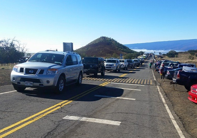 Photo of the traffic line on the mountain, taken by Lanakila Mangauil and posted to Facebook.