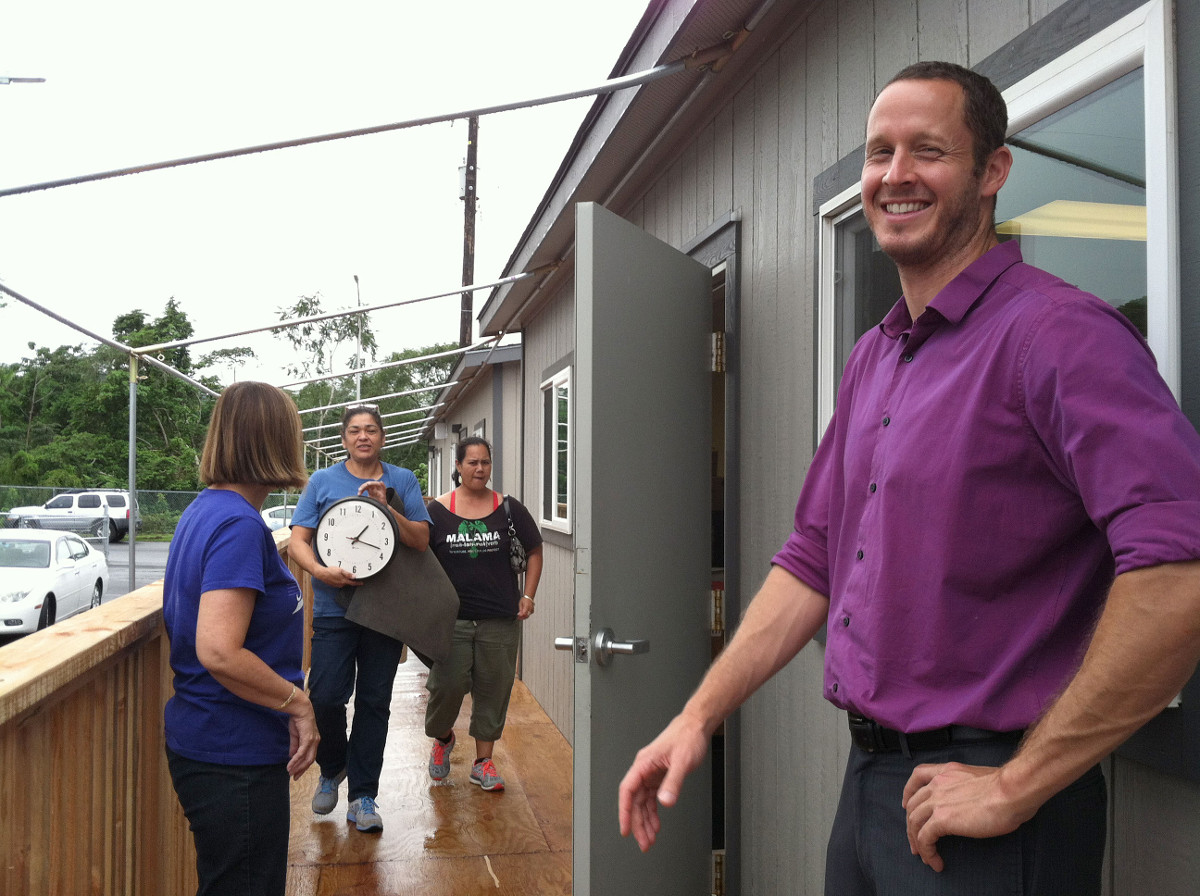 Keonepoko Principal Brandon Gallagher greets staff at the new "Keonepoko North" campus in November 2014. Courtesy Hawaii DOE.