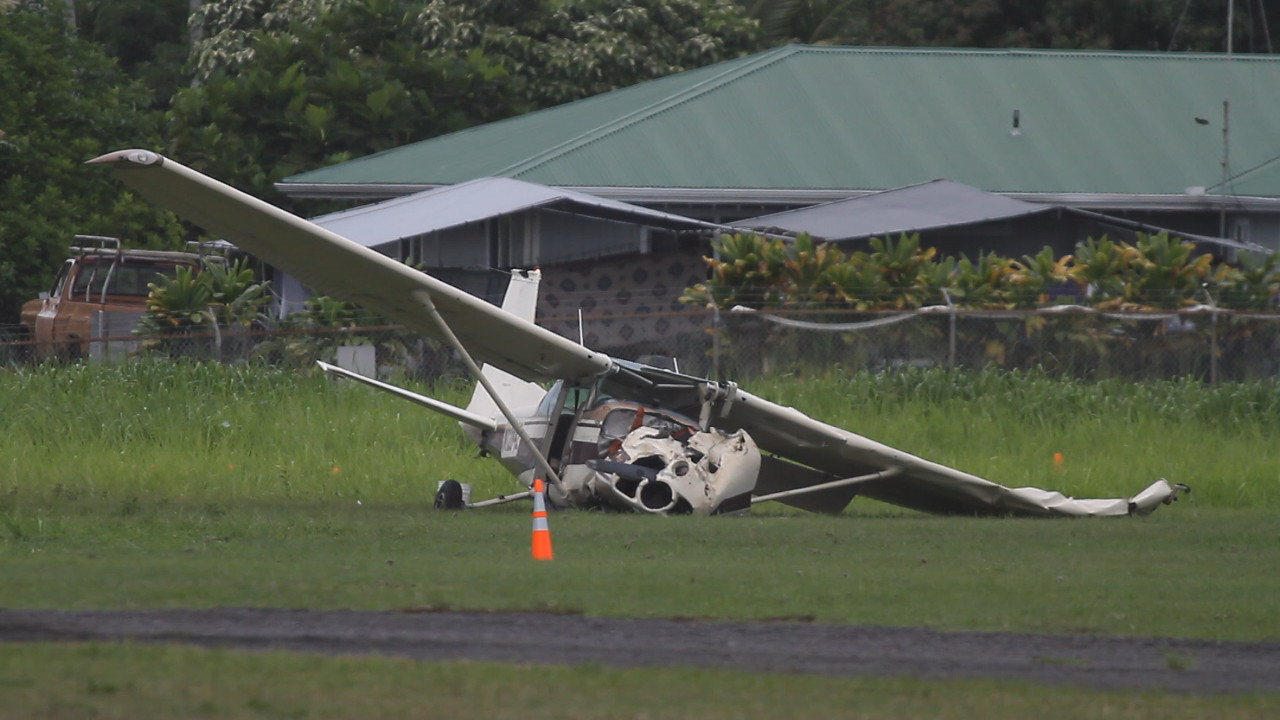 Photo of the downed plane courtesy Baron Sekiya at Hawaii247.com