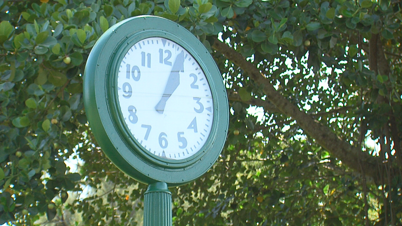 Hilo's tsunami clock, forever stuck at 1:04. 