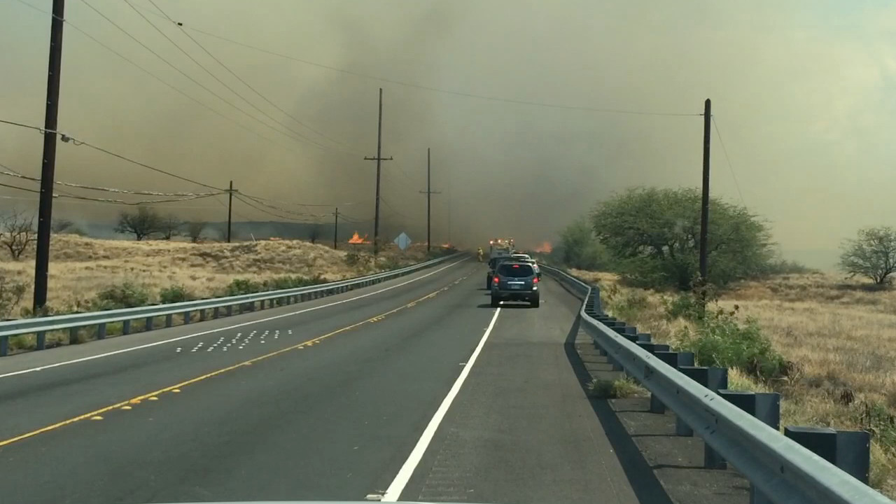 Brushfire crosses Queen Ka'ahumanu Highway, image courtesy Visionary Video