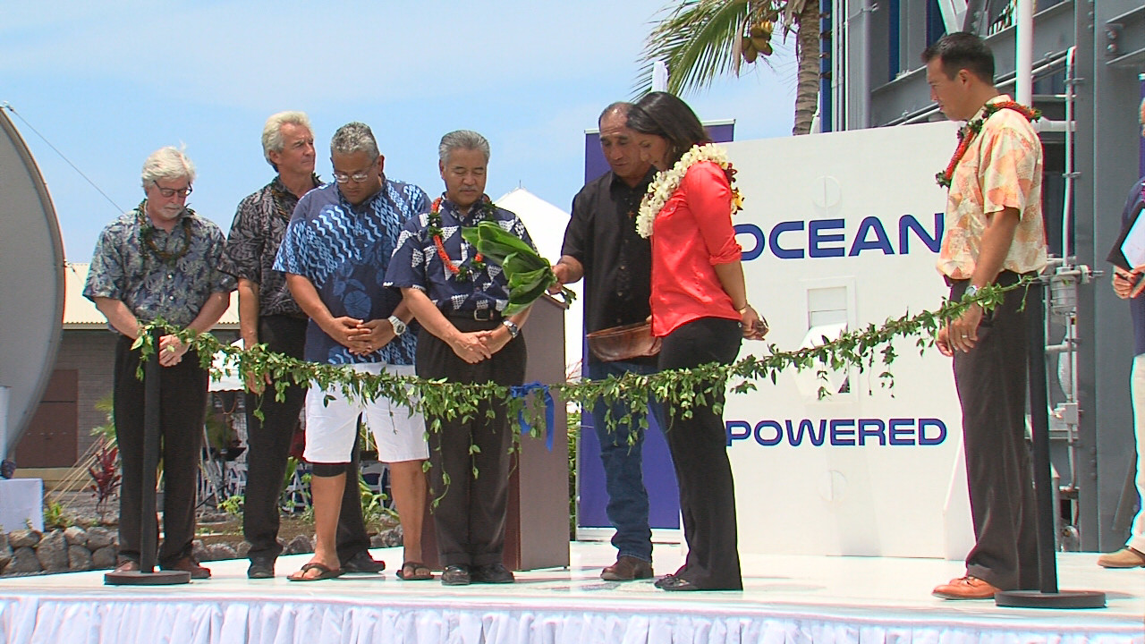 AUG. 21, 2015: Gov. David Ige and Rep. Tulsi Gabbard prepare to untie the maile lei at the OTEC dedication in Kona.