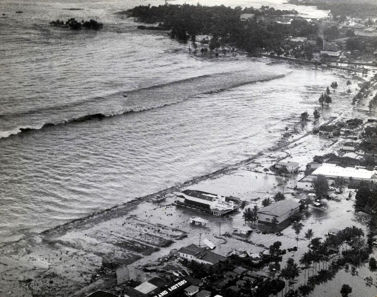 1946 tsunami inundating bayfront in Hilo – photo courtesy of Pacific Tsunami Museum, James Kerschner Collection