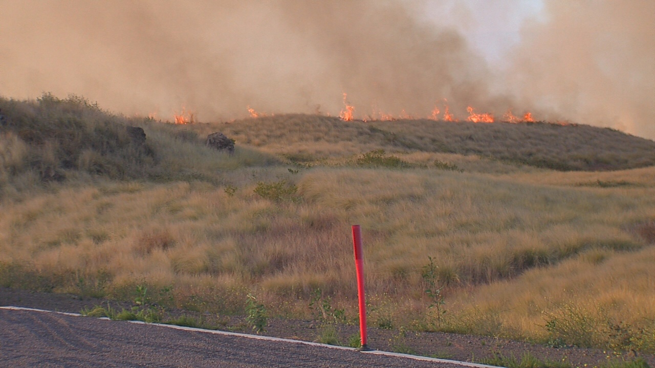 VIDEO: Kohala Brush Fires Close Highways