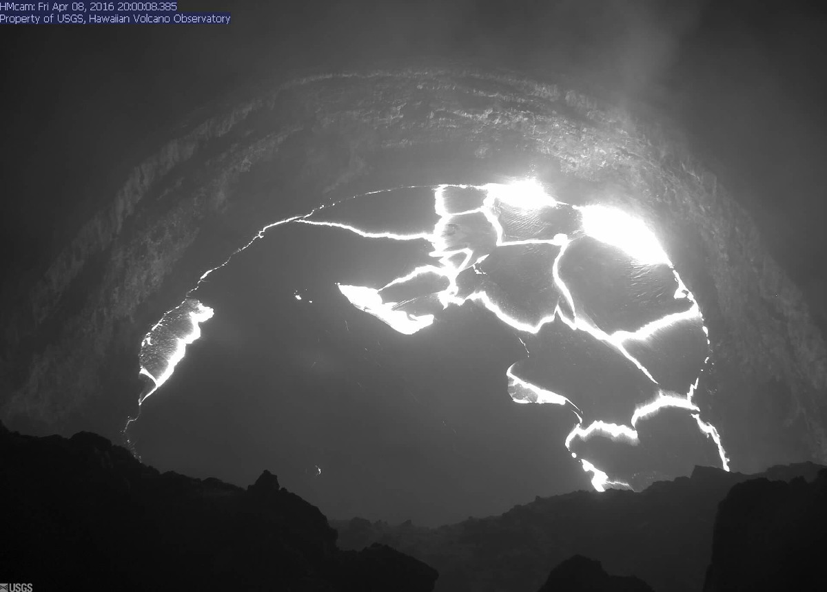 Halema'uma'u at close to 8:30 p.m. on Friday evening (USGS Hawaiian Volcano Observatory webcam)