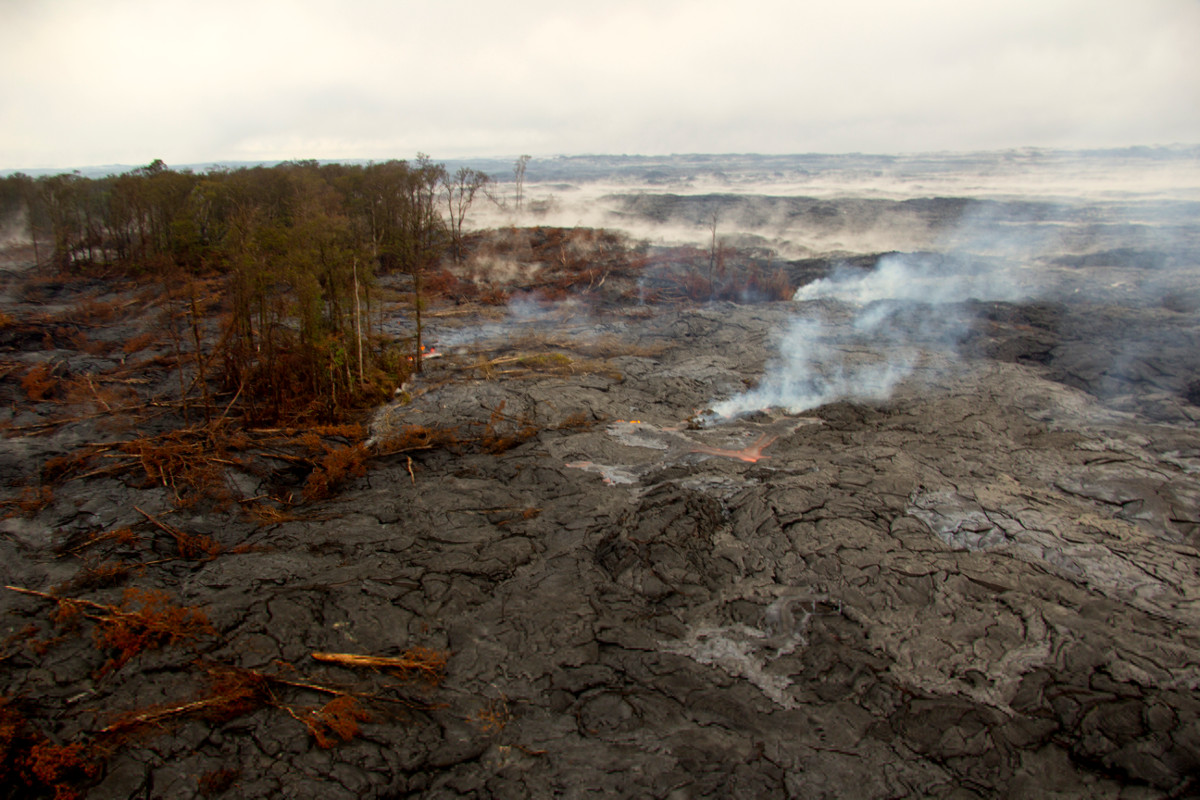 (USGS photo) Surface breakouts remain scattered northeast of Puʻu ʻŌʻō.