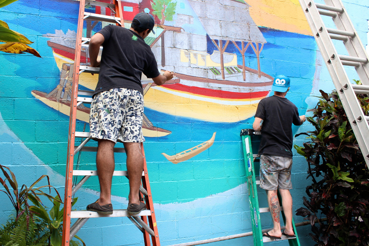 Wooden Wave X MEGGS painting in Hilo, Photo by Miya Tsukazaki