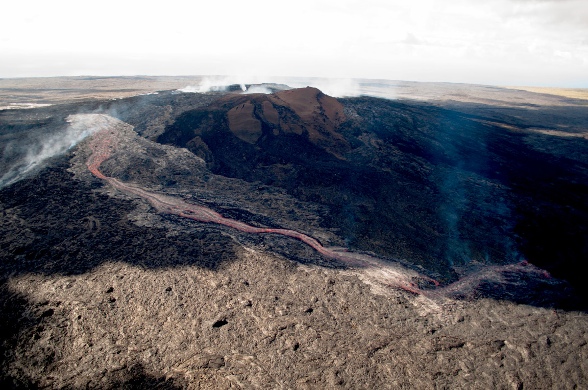 USGS poto: A wider view of the larger breakout traveling down the north flank of Puʻu ʻŌʻō, towards the northwest. This photo was taken at about 8:30 a.m.