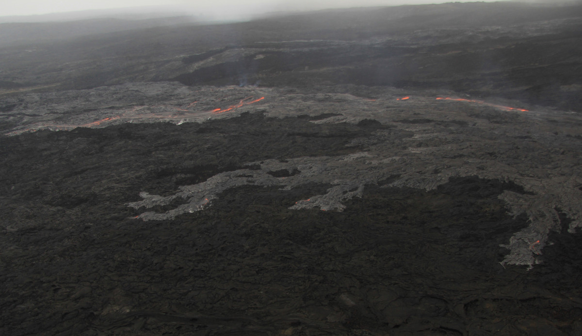 USGS photo: The eastern flnk breakout has not advanced significantly since yesterday, but it is slowly widening.