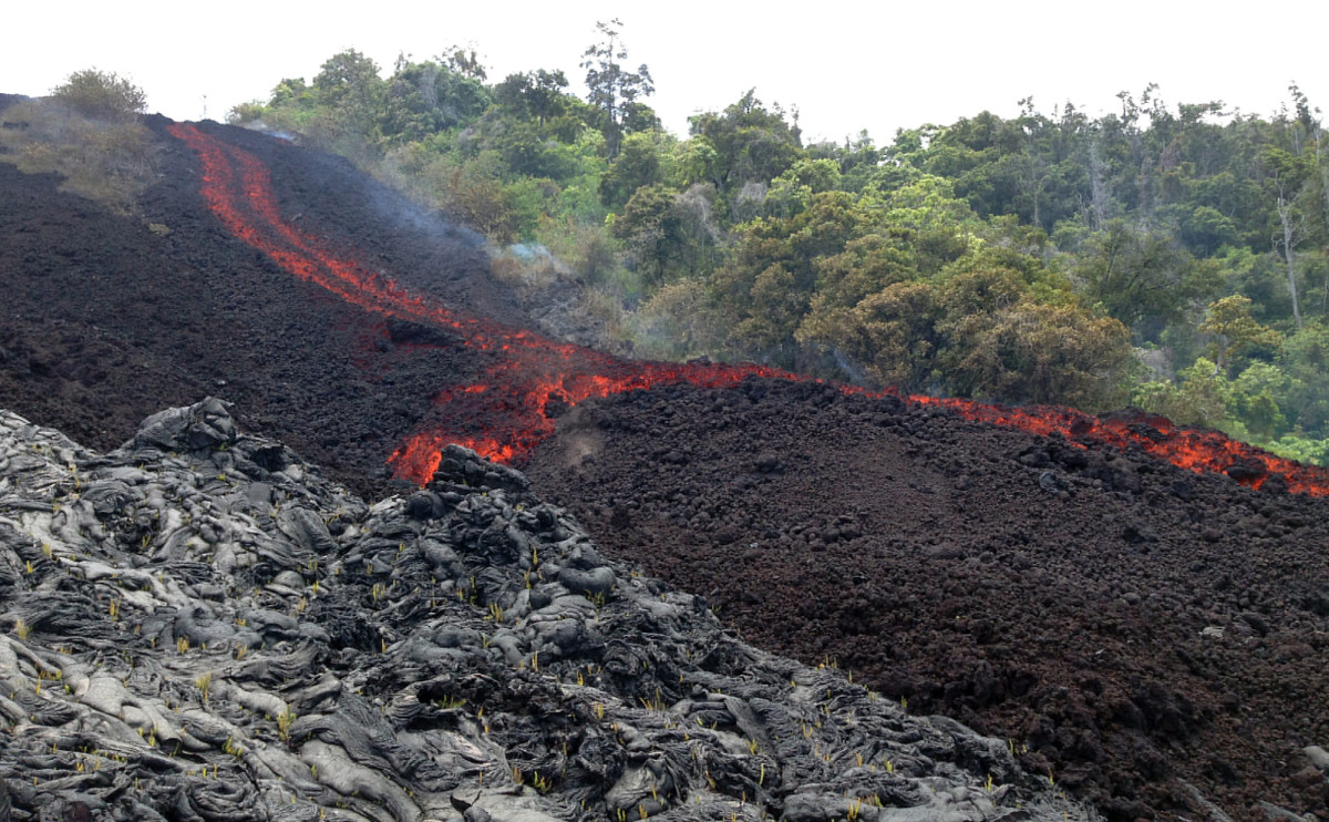 (USGS photo) The flow front was supplied by a narrow channelized section on the steep portion of the pali.