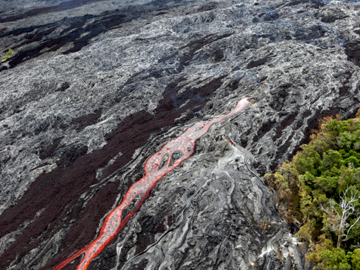 A closer look at the swiftly moving channelized lava on the pali, courtesy USGS.