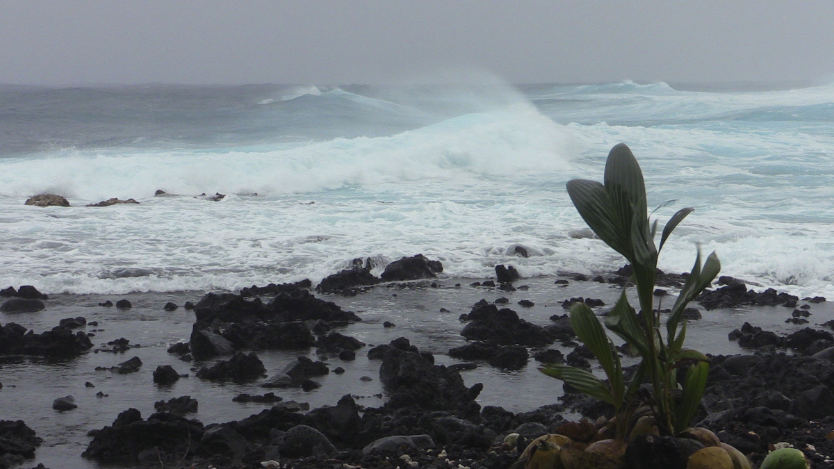 Rough surf in Pohoiki today. Image by Daryl Lee.