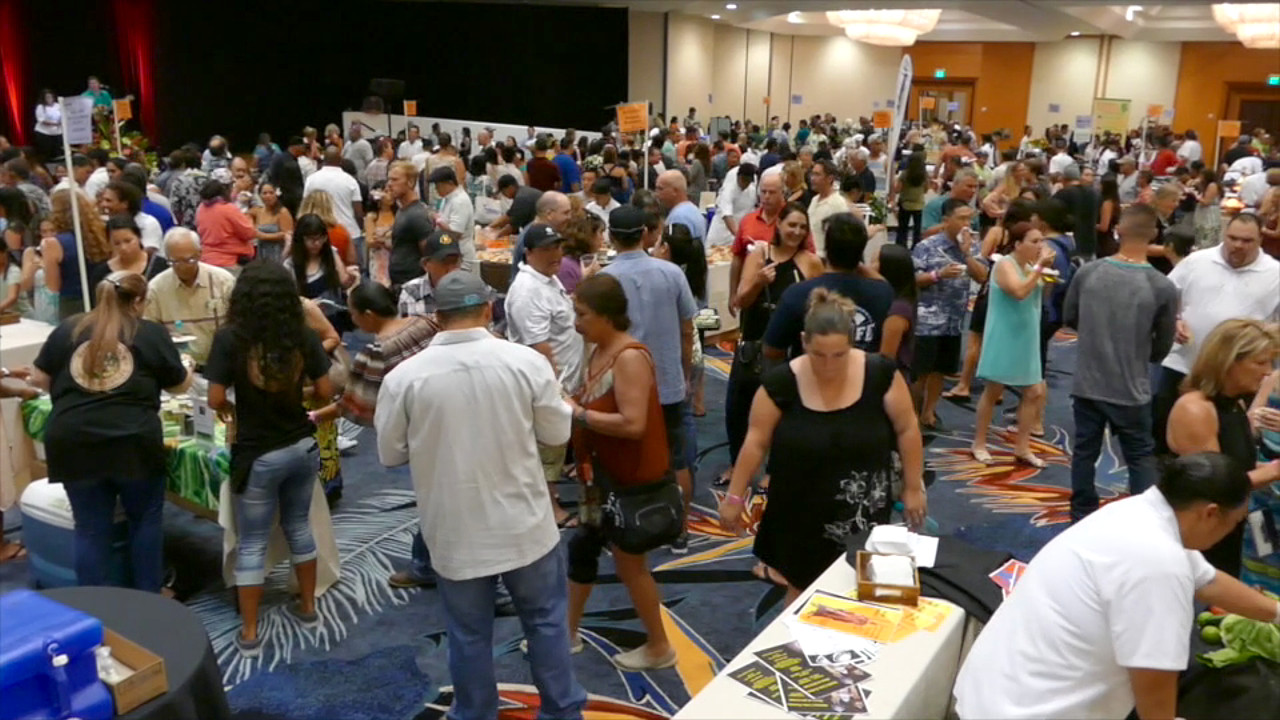 The crowd fills the Hilton Waikoloa for a taste.