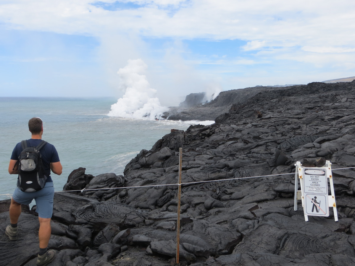 The eastern Kamokuna lava delta shows lava dribbling into the sea and a closer view of the ocean entry plume. (USGS photo)