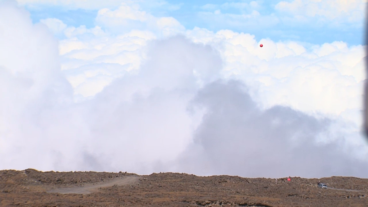 Distant view of the balloon over the northern plateau on Mauna Kea. 