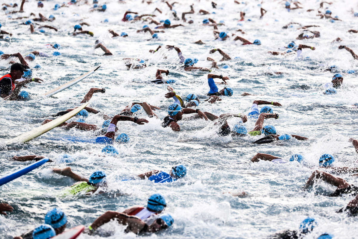 OFF THEY GO. Age-group male athletes churn the waters of Kailua Bay as they begin the first leg of the IRONMAN World Championship in Kailua-Kona, Hawai`i (Tony Svensson/IRONMAN)  – Copyright © 2016 IRONMAN, All rights reserved.