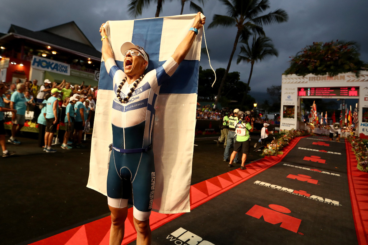 FINNISH FLASH. Former Prime Minister of Finland, Alexander Stubb #1084 reacts to finishing the 2016 IRONMAN World Championship triathlon on October 8, 2016 in Kailua Kona, Hawai'i (Photo by Sean M. Haffey/Getty Images for IRONMAN) –  Copyright © 2016 IRONMAN