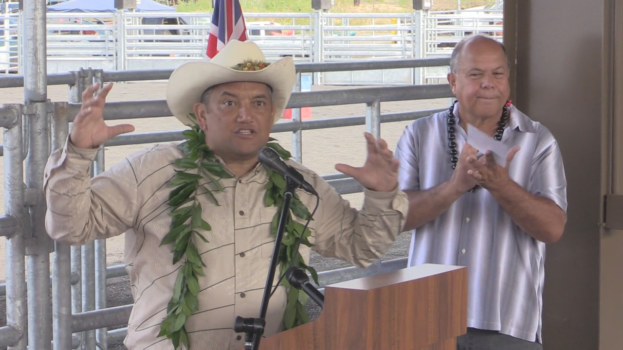 Mayor Billy Kenoi talks story at the podium. Courtesy County of Hawaii.
