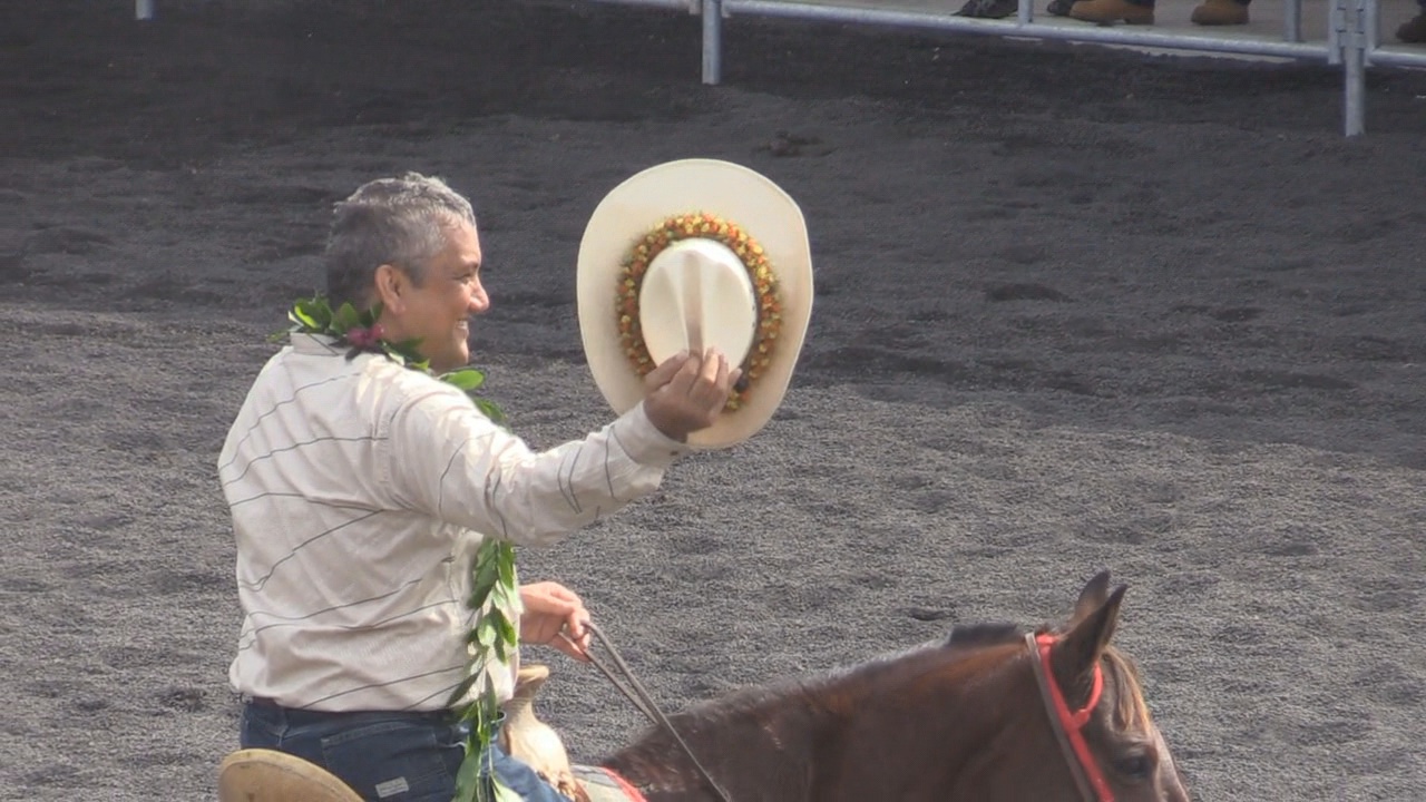 Mayor Kenoi presents the finished product to the crowd. Courtesy County of Hawaii.