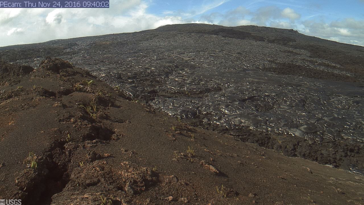 Webcam view this morning shows Puʻu ʻŌʻō East Flank from East of Puʻu ʻŌʻō.
