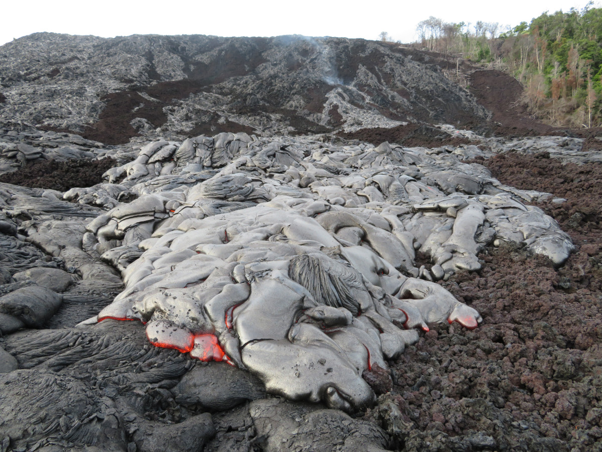 On November 23, "HVO geologists hiked across the 61g flow field to investigate this breakout at the base of the pali on Kīlauea Volcano's south flank," scientists said. "Toes of active pāhoehoe lava were slowly advancing on top of older ʻaʻā and pāhoehoe flows erupted earlier this year." 