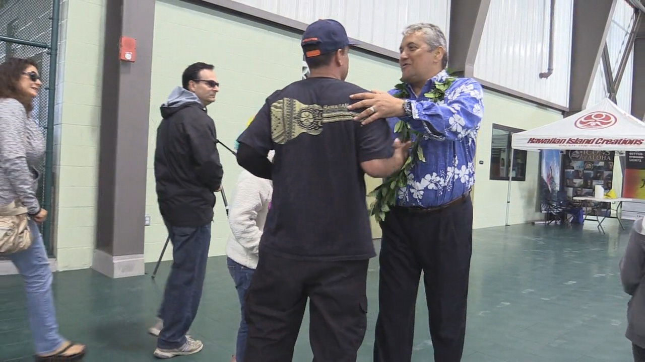 Mayor Kenoi shakes hands at the opening of the new covered courts. Image courtesy Hawaii County.