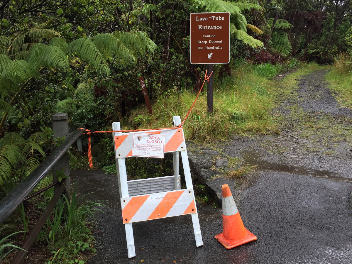 A closure sign at the entrance to Nāhuku (Thurston Lava Tube)/NPS Photo. 