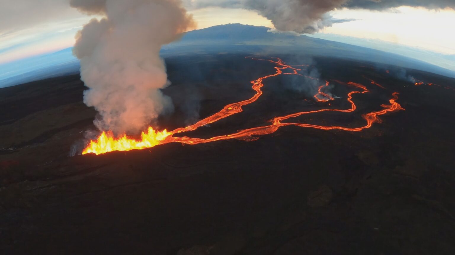 VIDEO Mauna Loa Eruption Update, Viewing Area Announced